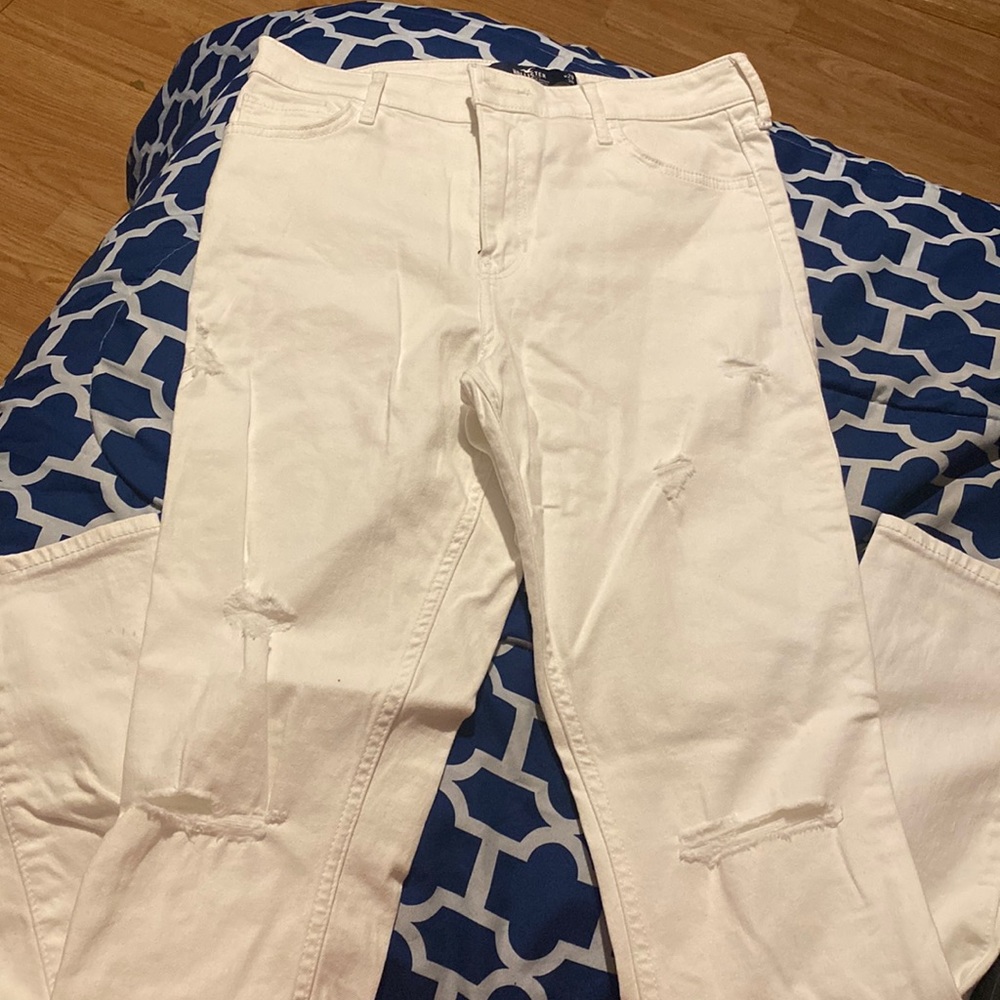 i’m selling Hollister jeans. Size 9.